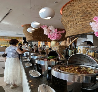 괌 두짓타니 아쿠아 디너뷔페, 투몬 베이 노을과 함께하는 완벽한 식사